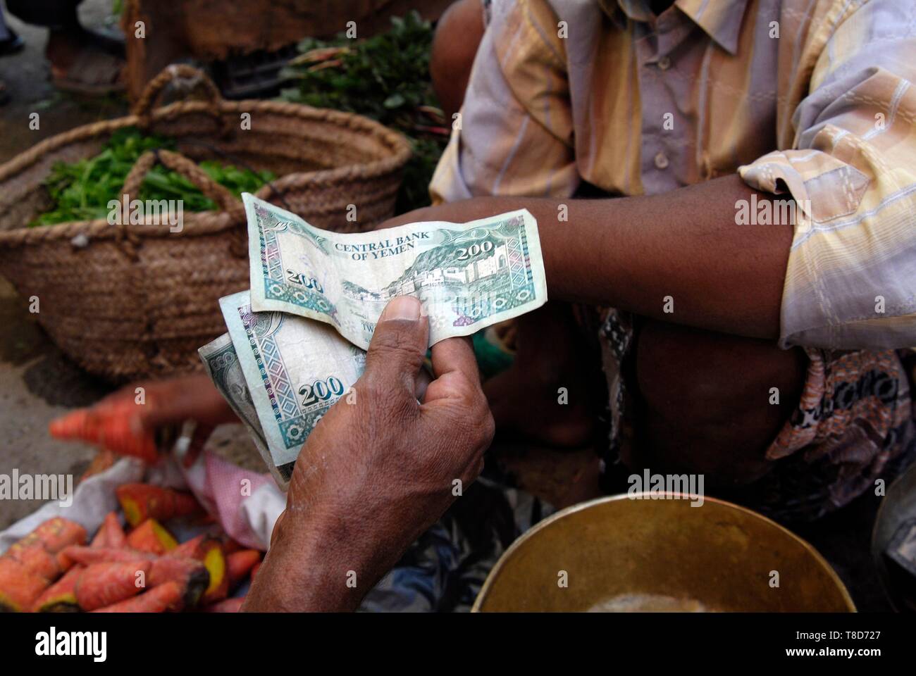 Yemen, Hadhramaut Governorate, Seyoun, small souk, Yemeni rial, money Stock Photo