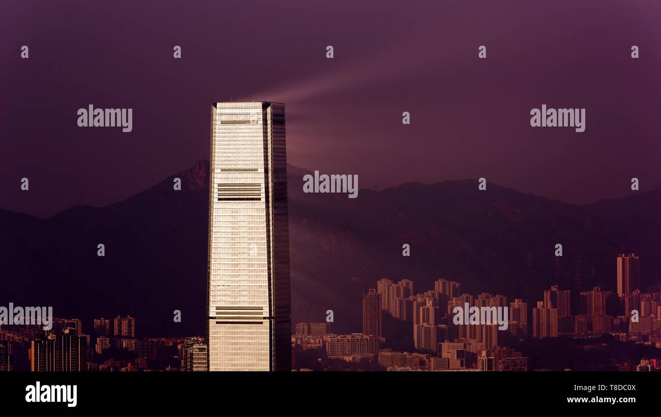 China, Hong Kong, Kowloon, reflections on the skyscraper at the entry of Victoria harbour Stock Photo