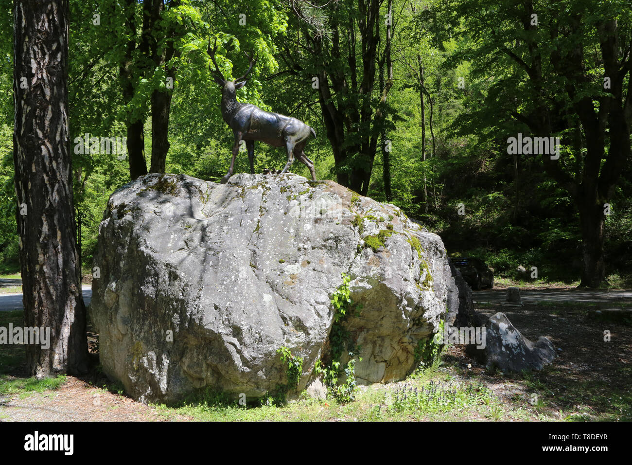 Cerf d'Europe. Statue par Pierre Louis Rouillard. 1875. Fonte de fer ...