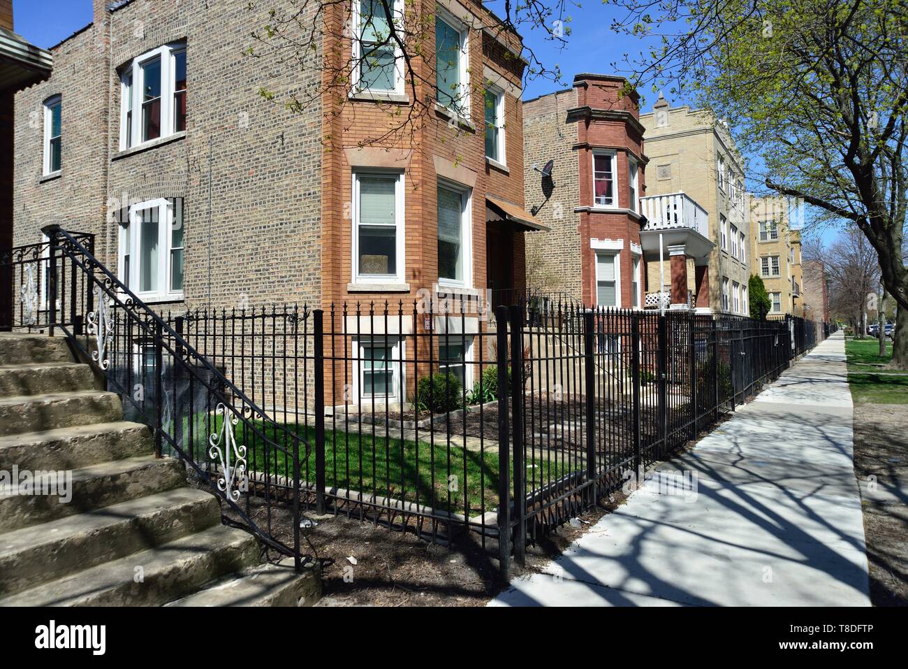 Chicago, Illinois, USA. Apartment buildings line a neat city block in the Albany  Park neighborhood of Chicago Stock Photo - Alamy