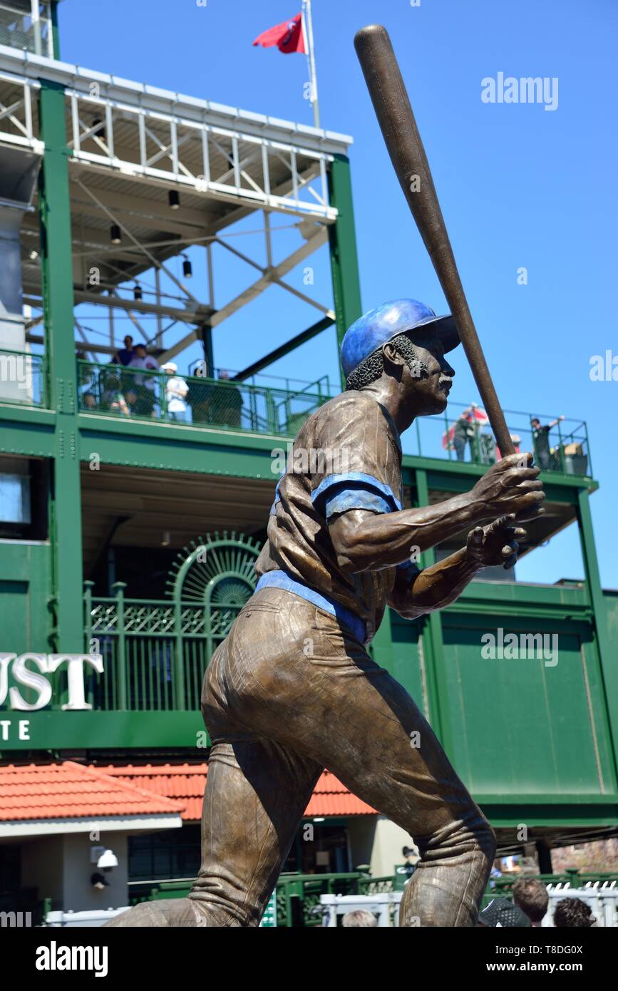 Chicago, Illinois, USA. The statue of Chicago Cubs Hall-of-Famer Billy Williams sits outside the right field gate at Wrigley Field. Stock Photo