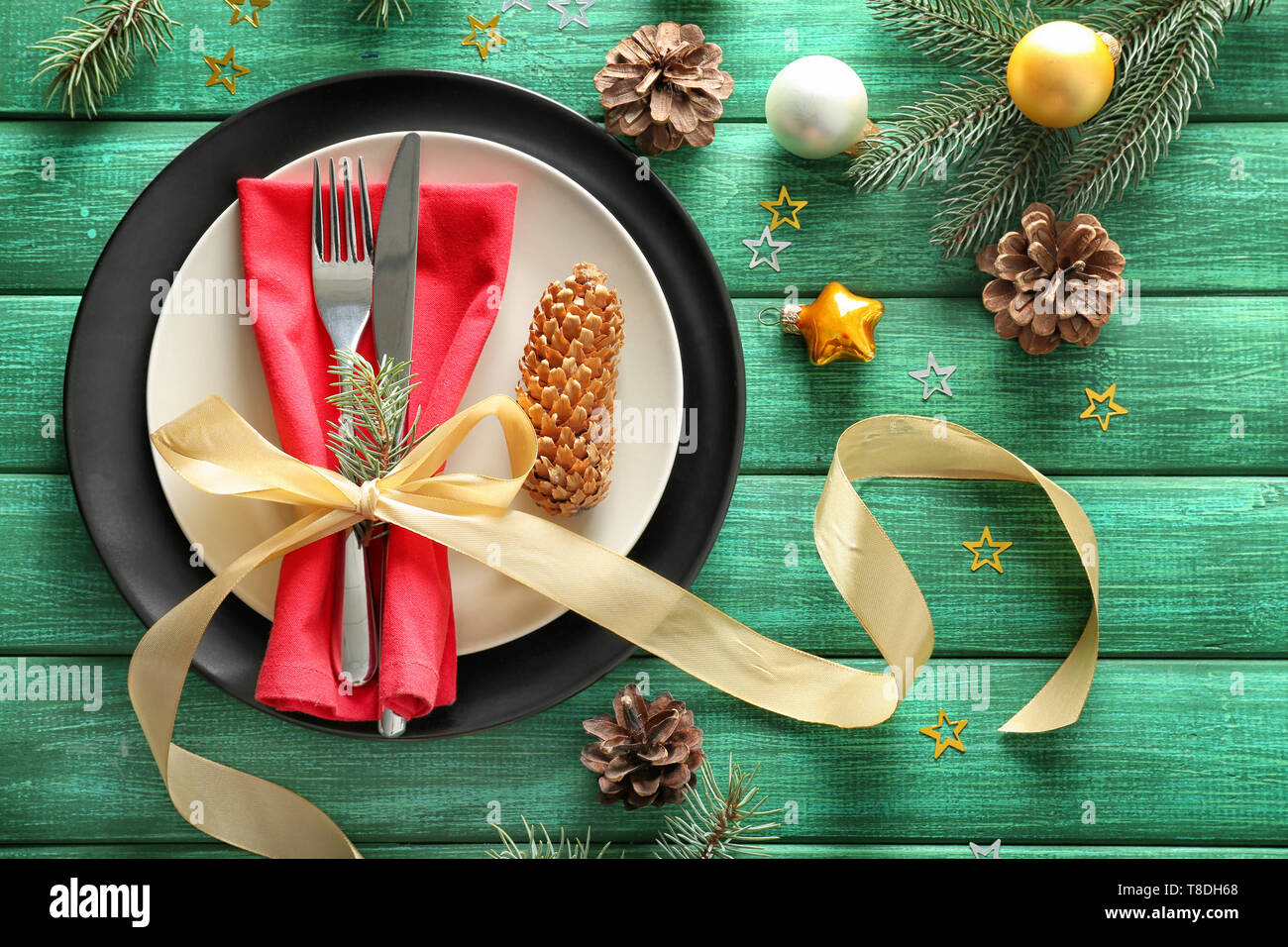 Beautiful table setting for Christmas dinner Stock Photo - Alamy