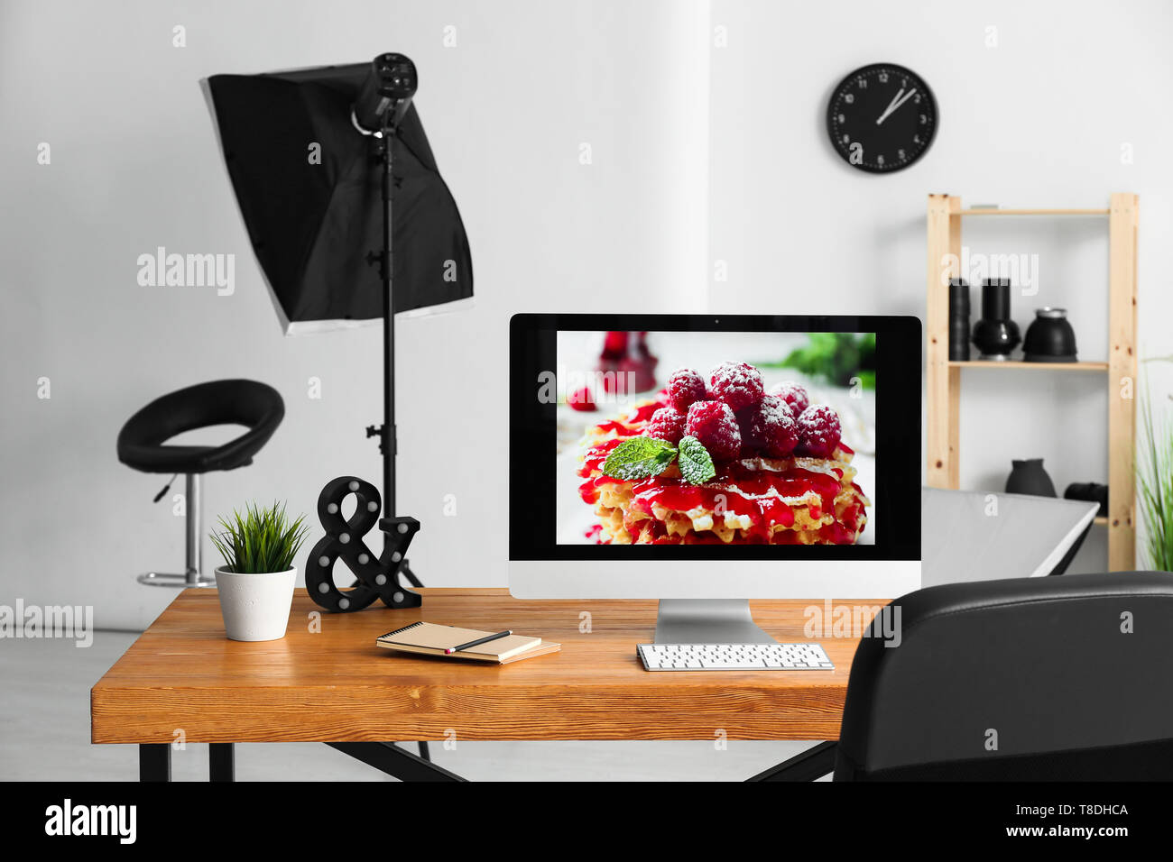 Computer on workplace of photographer in modern studio Stock Photo - Alamy