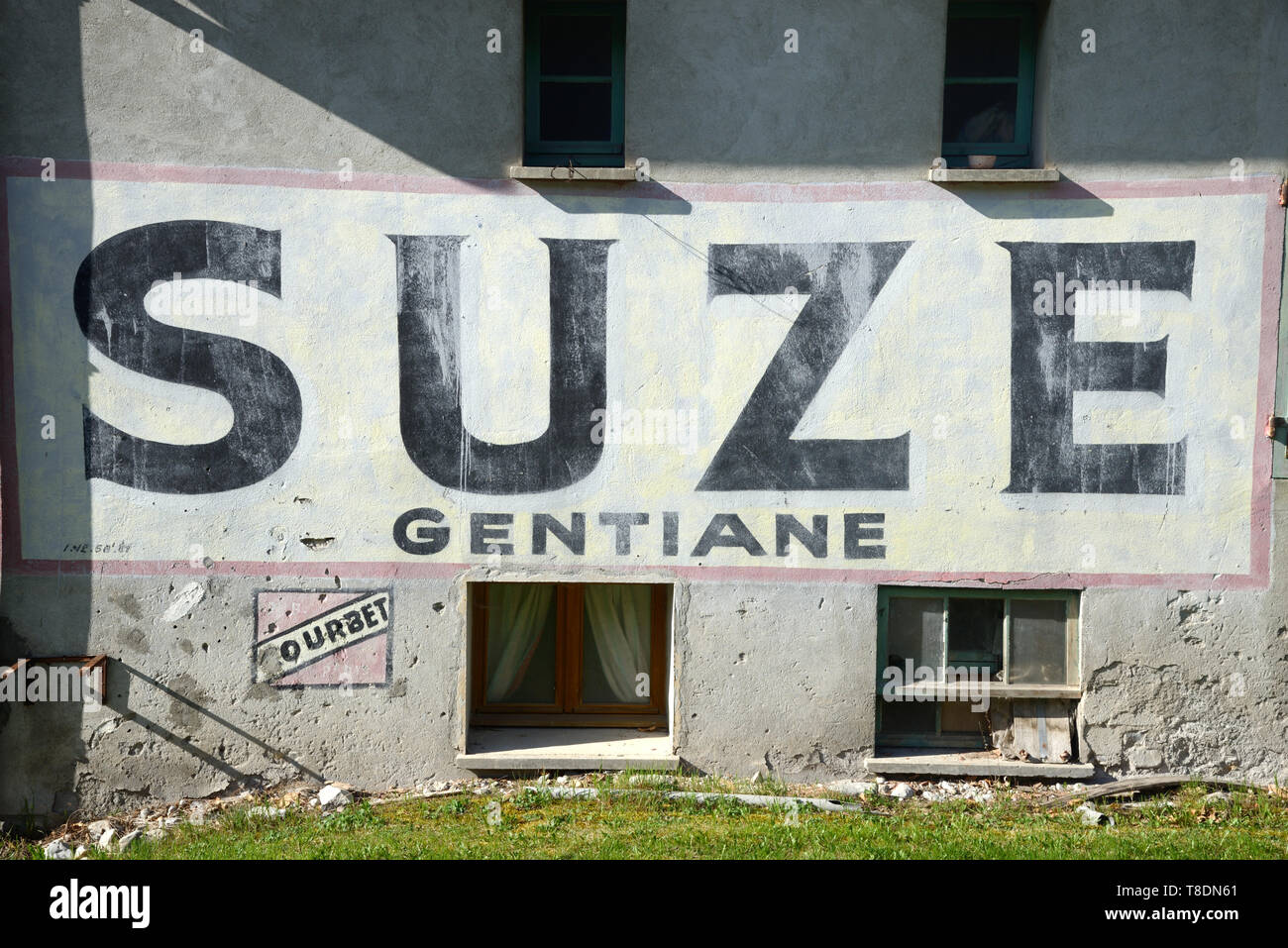 Old Painted Wall Advert, Adverisement or Publicity for the French Bitters Gentian Drink or Aperitif Suze on Farmhouse Wall Barreme France Stock Photo