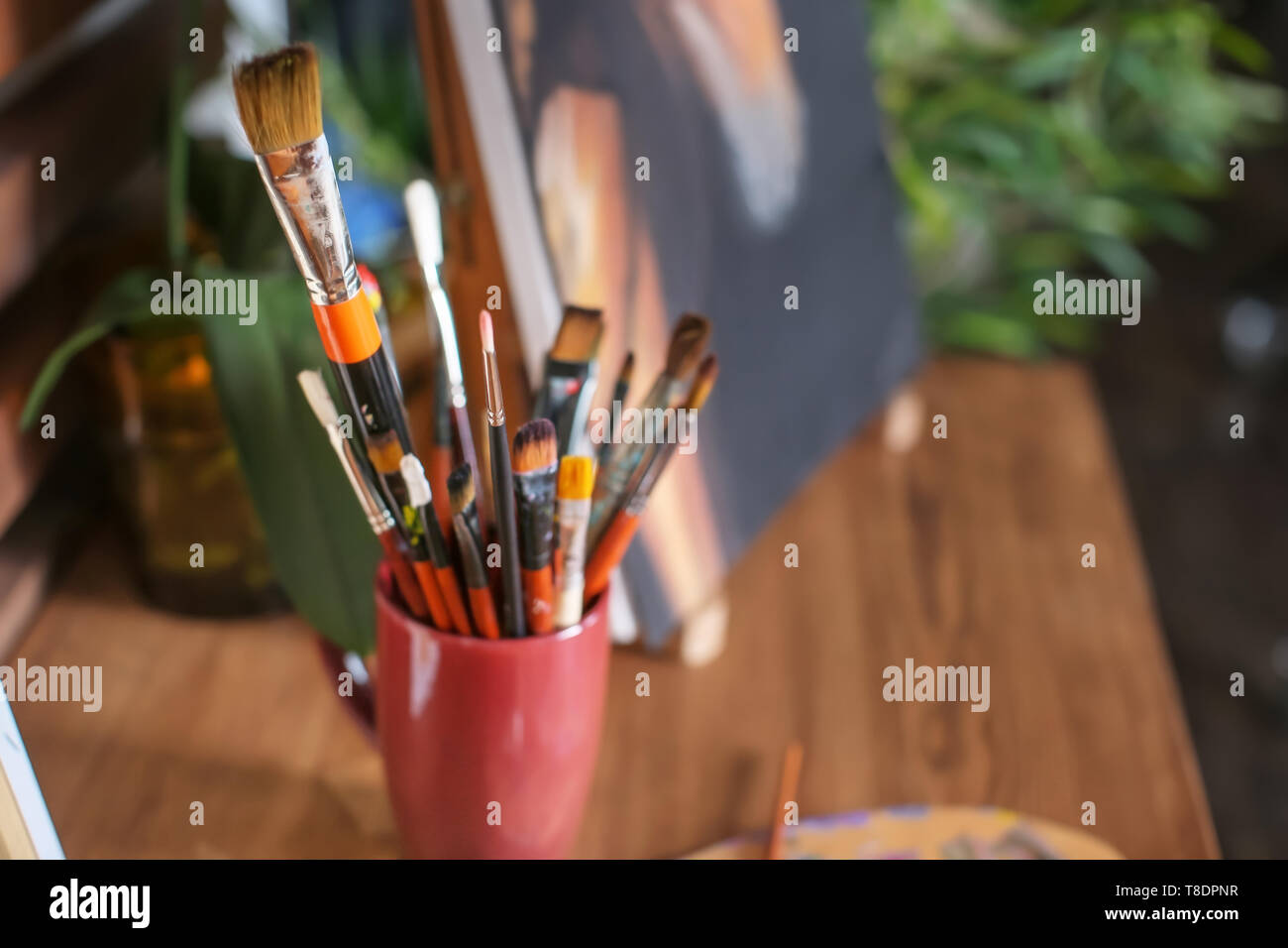 Art brushes in cup hi-res stock photography and images - Alamy
