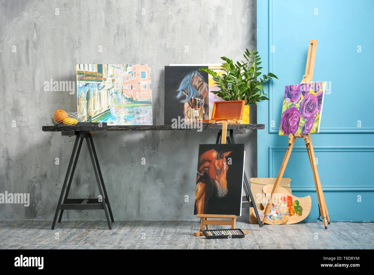 Pictures of painting supplies hi-res stock photography and images - Alamy