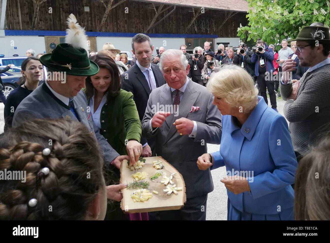 Glonn, Deutschland. 10th May, 2019. Prince Charles and Duchess Camilla of Cornwall visiting the British royals on the organic farm Herrmannsdorfer Landwerkstatten. Glonn, 10.05.2019 | usage worldwide Credit: dpa/Alamy Live News Stock Photo