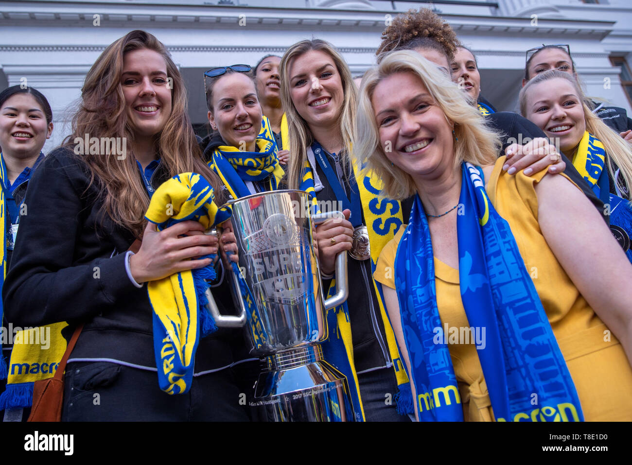 Schwerin, Germany. 12th May, 2019. The Prime Minister of Mecklenburg-Vorpommern, Manuela Schwesig (SPD, r), receives the volleyball players Marie Schölzel (l), Anna Pogany (M) and Britt Bongaerts (4th from right) and the team of the SSC Palmberg Schwerin in front of the State Chancellery. The SSC Palmberg Schwerin lost on 11.05.2019 after five final rounds the last game for the third German champion title in a row. Credit: Jens Büttner/dpa-Zentralbild/dpa/Alamy Live News Stock Photo