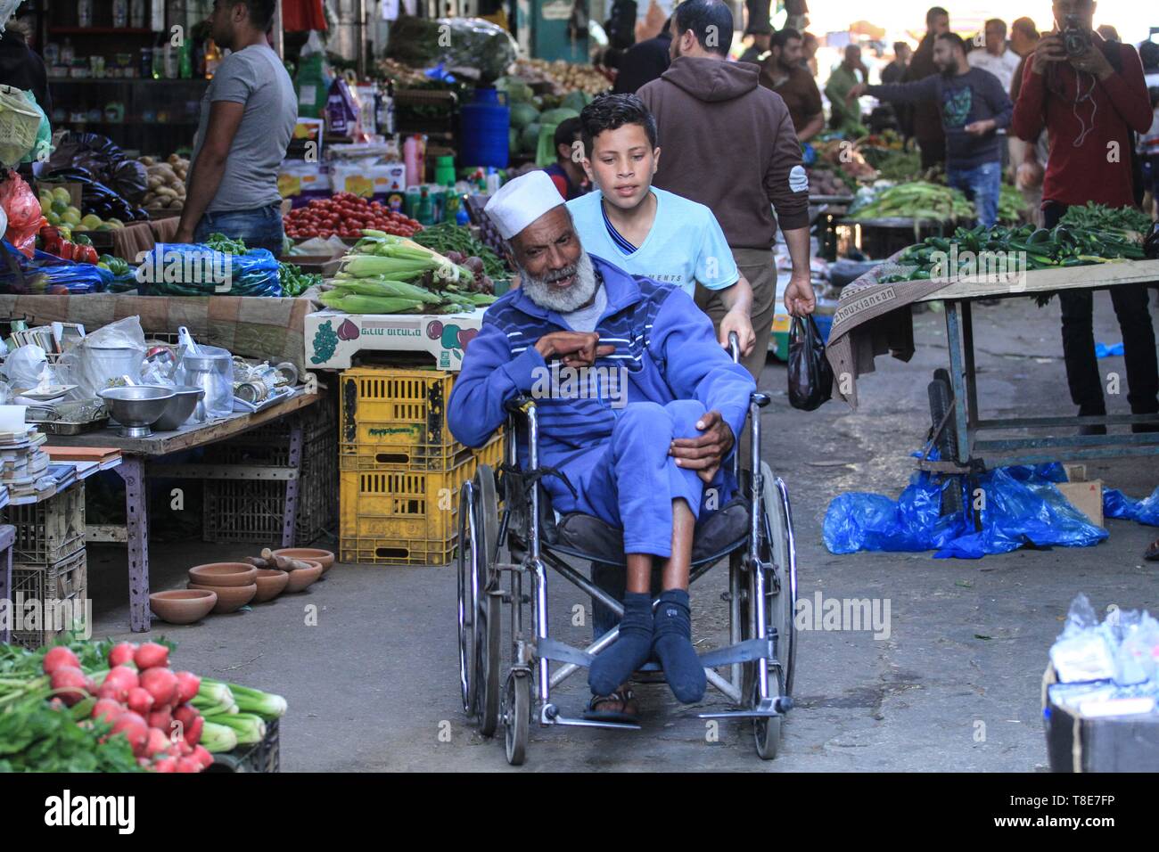 Gaza City, The Gaza Strip, Palestine. 12th May, 2019. Palestinians shopping for Ramadan at Gaza city main market. Credit: Mahmoud Khattab/Quds Net News/ZUMA Wire/Alamy Live News Stock Photo