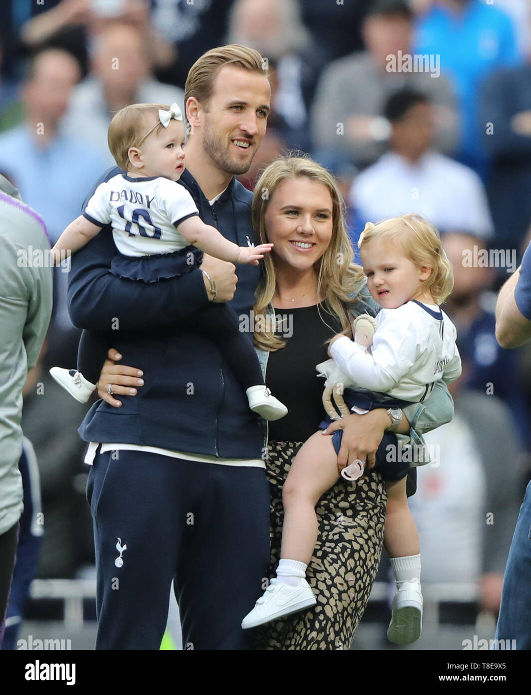 Harry Kane Children - Trust In Southgate England Fans Arrive In Italy ...