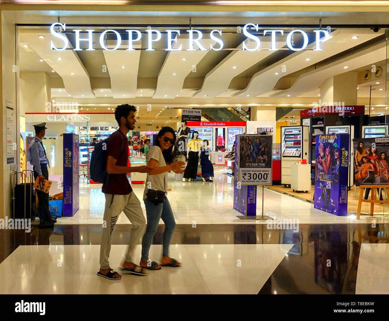 Shoppers stop hi-res stock photography and images - Alamy