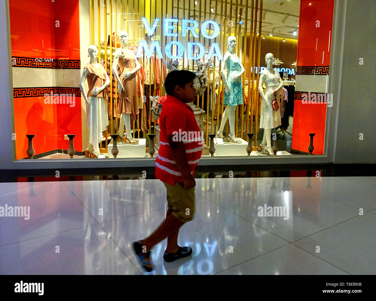 Kolkata, WEST BENGAL, India. 12th May, 2019. A teenager seen walking in  front of VERO MODA garments store at the South City Mall in Kolkata.  Credit: Avishek Das/SOPA Images/ZUMA Wire/Alamy Live News