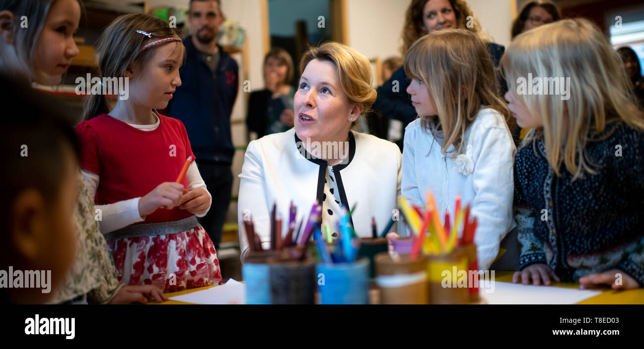 13 May 2019, Berlin: Franziska Giffey (SPD), Federal Minister for Family Affairs, visits the kindergarten 'Menschenskinder' in Berlin-Friedrichshain and lets children show her the rooms. Last year, the kindergarten was awarded the 'Kita of the Year' category by the Federal Ministry for Family Affairs, Senior Citizens, Women and Youth and the German Children and Youth Foundation (DKJS). This year's winners of the competition will be announced in the evening. Photo: Bernd von Jutrczenka/dpa Stock Photo