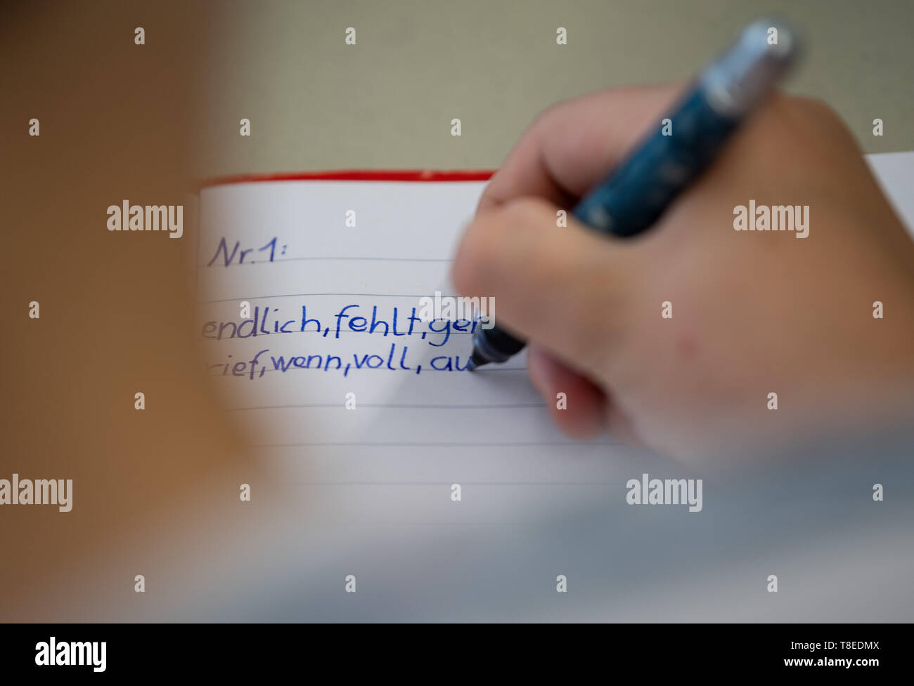 Remshalden, Germany. 13th May, 2019. A student at a primary school writes words in her notebook. Together with Schleswig-Holstein and Hamburg, Baden-Württemberg's Minister of Education, Eisenmann, would like to focus more on spelling in schools. Credit: Sebastian Gollnow/dpa/Alamy Live News Stock Photo