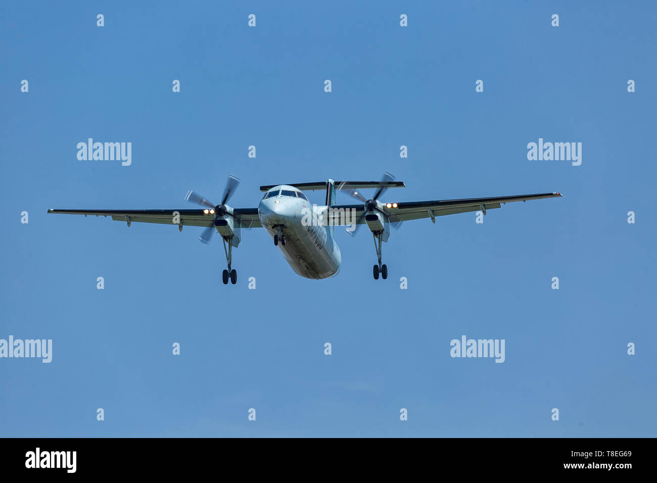 Airliner with wheels down hires stock photography and images Alamy