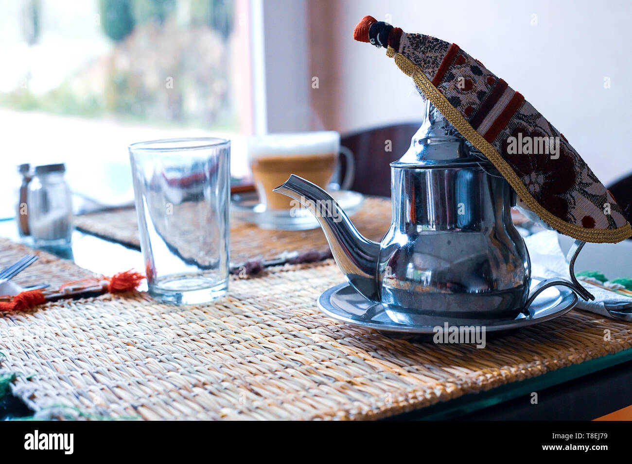 https://c8.alamy.com/comp/T8EJ79/moroccan-tea-with-mint-and-sugar-in-a-glasses-on-a-copper-plate-with-kettle-morocco-T8EJ79.jpg