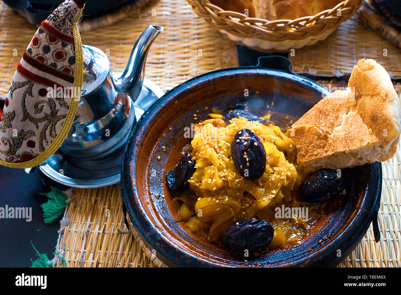 Tajine marocain de la viande  Moroccan food, Morrocan food, Morocco food