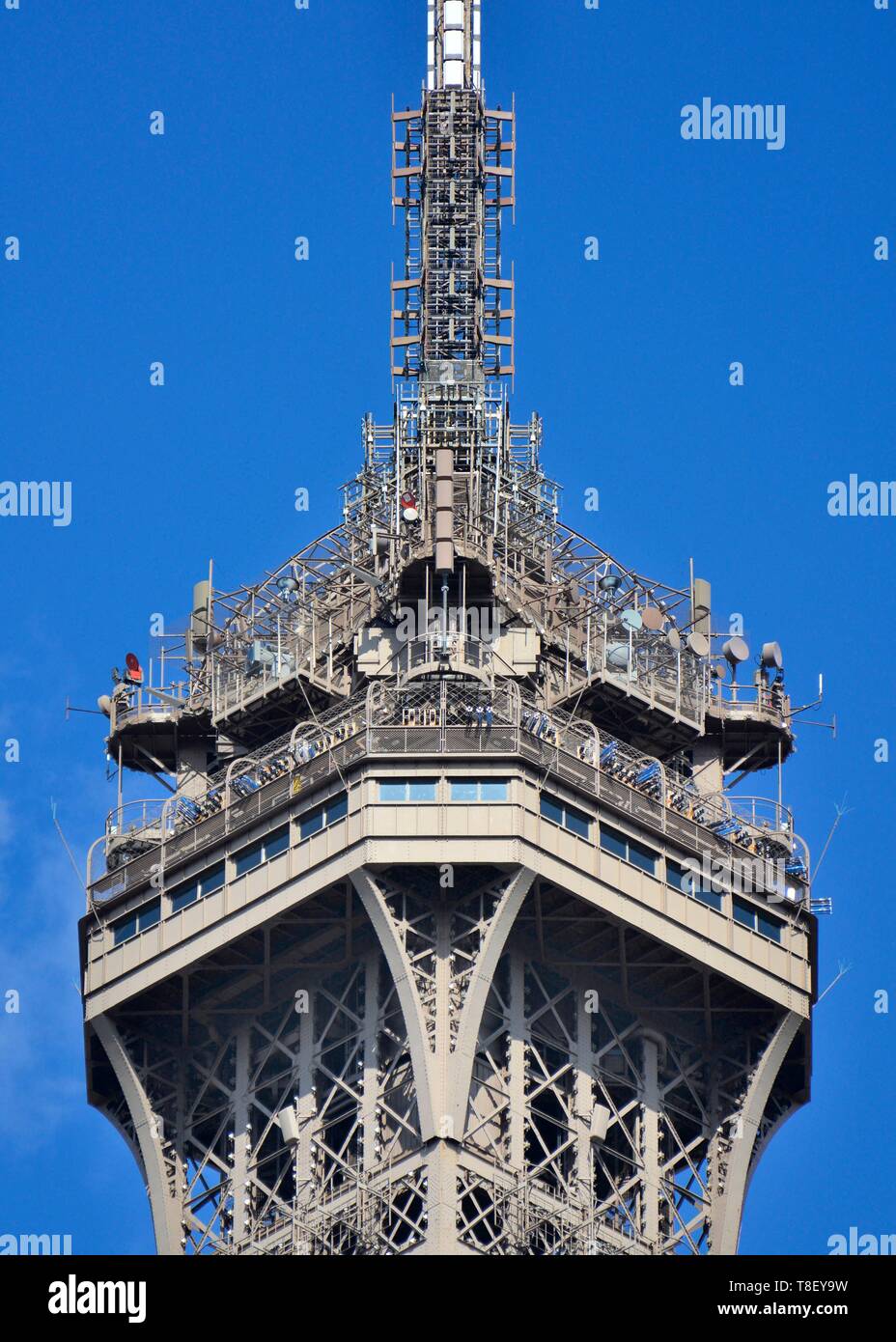 Eiffel tower top deck hi-res stock photography and images - Alamy