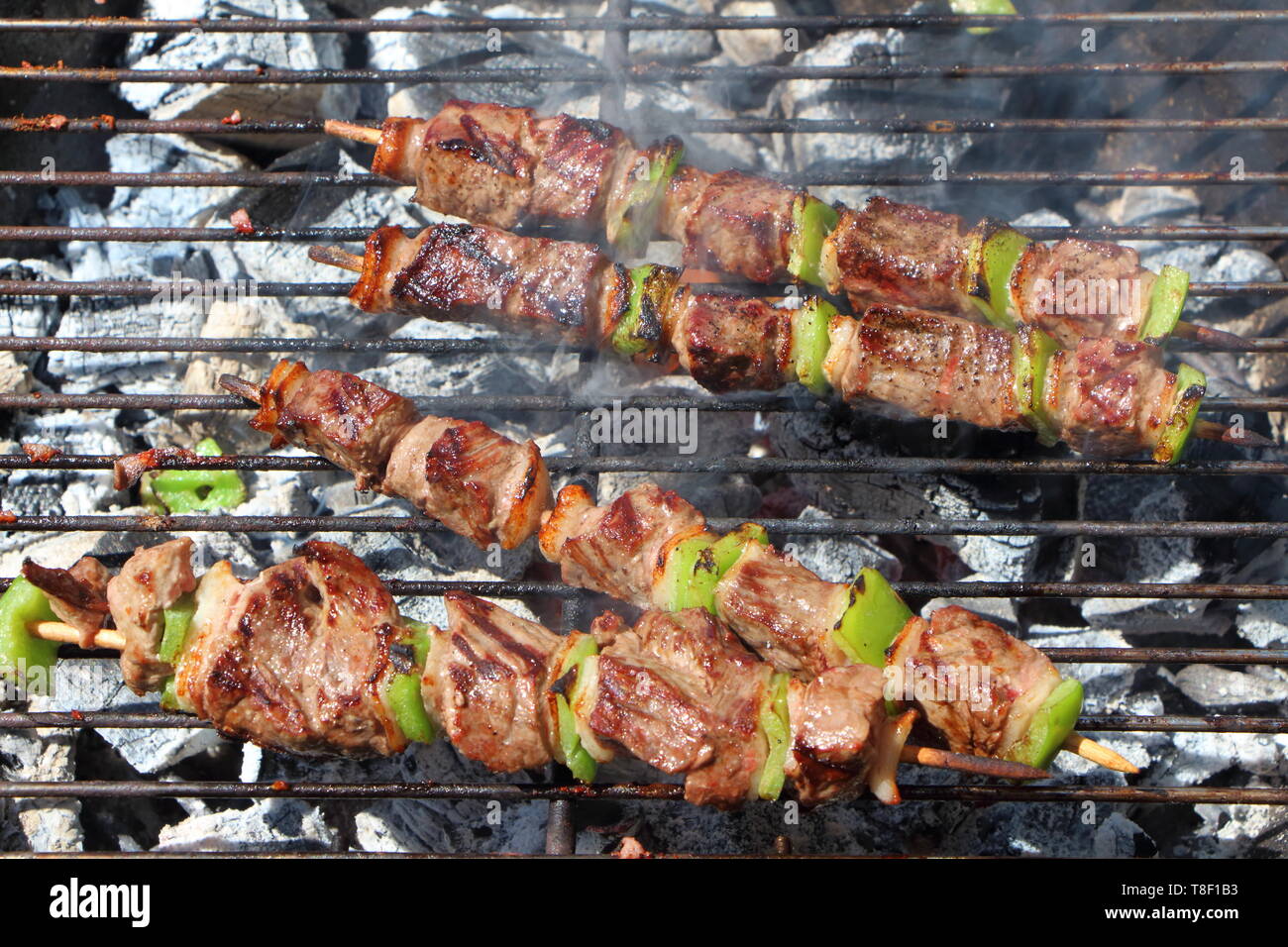 Close-up de poulets grillés en brochettes Photo Stock - Alamy