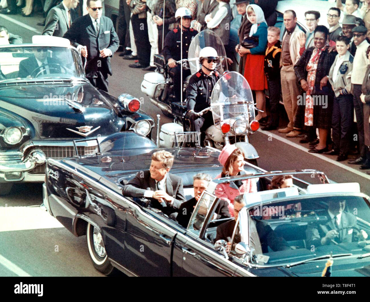 Picture of President Kennedy in the limousine in Dallas, Texas, on Main Street, minutes before the assassination. Also in the presidential limousine are Jackie Kennedy, Texas Governor John Connally, and his wife, Nellie. November 22, 1963 Stock Photo