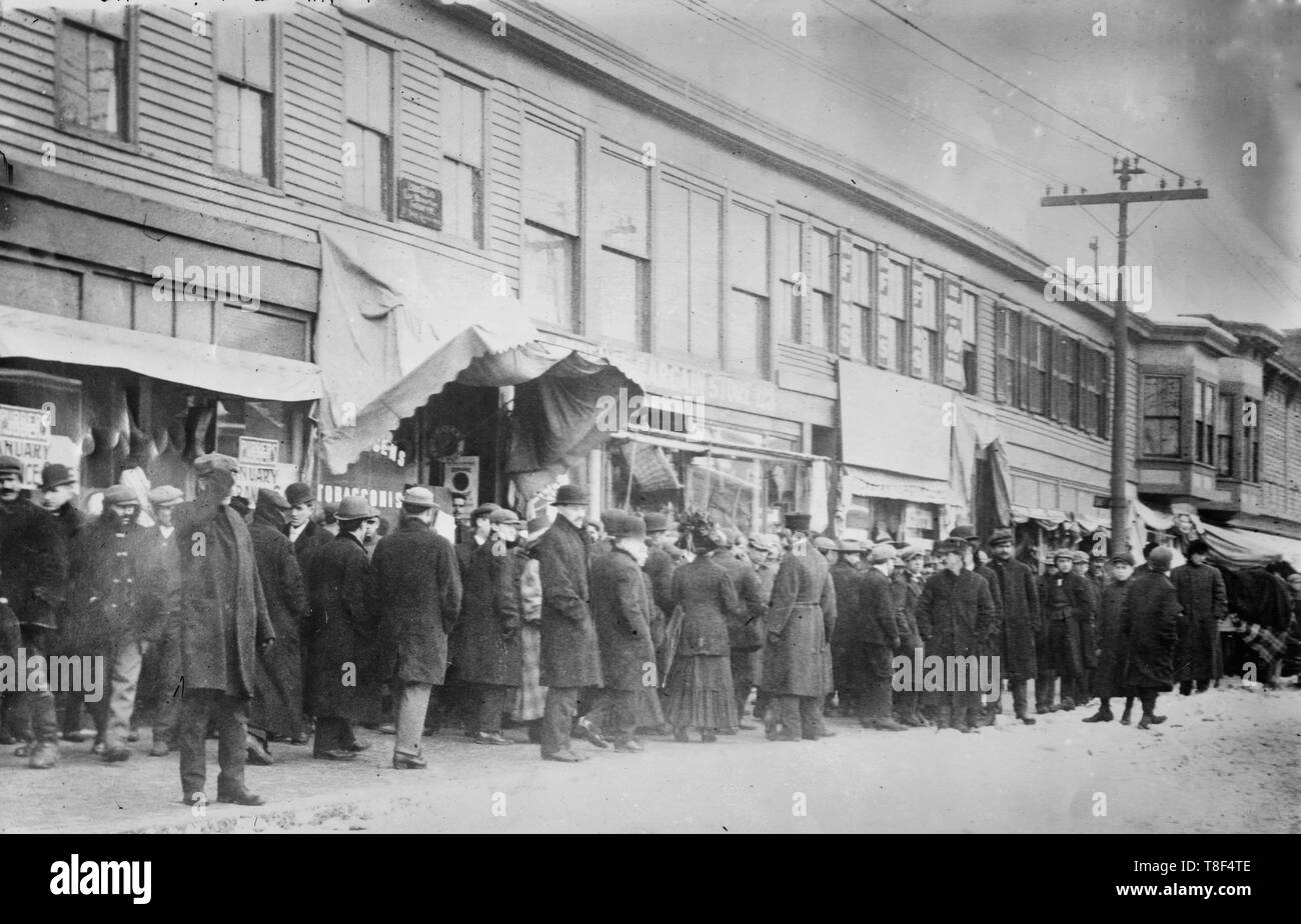 Crowd of strikers menacing strike-breakers, Lawrence - Photo shows the Lawrence, Massachusetts textile strike of 1912, also known as the 'Bread and Roses' strike. Stock Photo