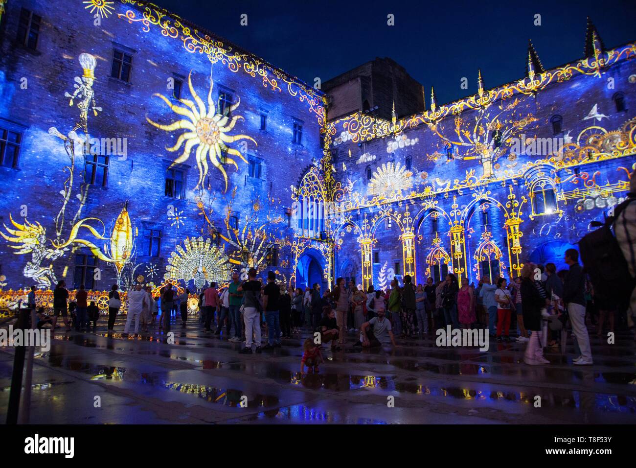 France Vaucluse Avignon Palace Of The Popes Xiv Listed As World Heritage By Unesco Helios Heritage Highlighting Festival Show Vibrations 2018 Stock Photo Alamy Tous les soirs jusqu'au 12 octobre, le spectacle sons et lumieres vibrations est a voir dans la cour d'honneur du palais des papes. https www alamy com france vaucluse avignon palace of the popes xiv listed as world heritage by unesco helios heritage highlighting festival show vibrations 2018 image246195711 html