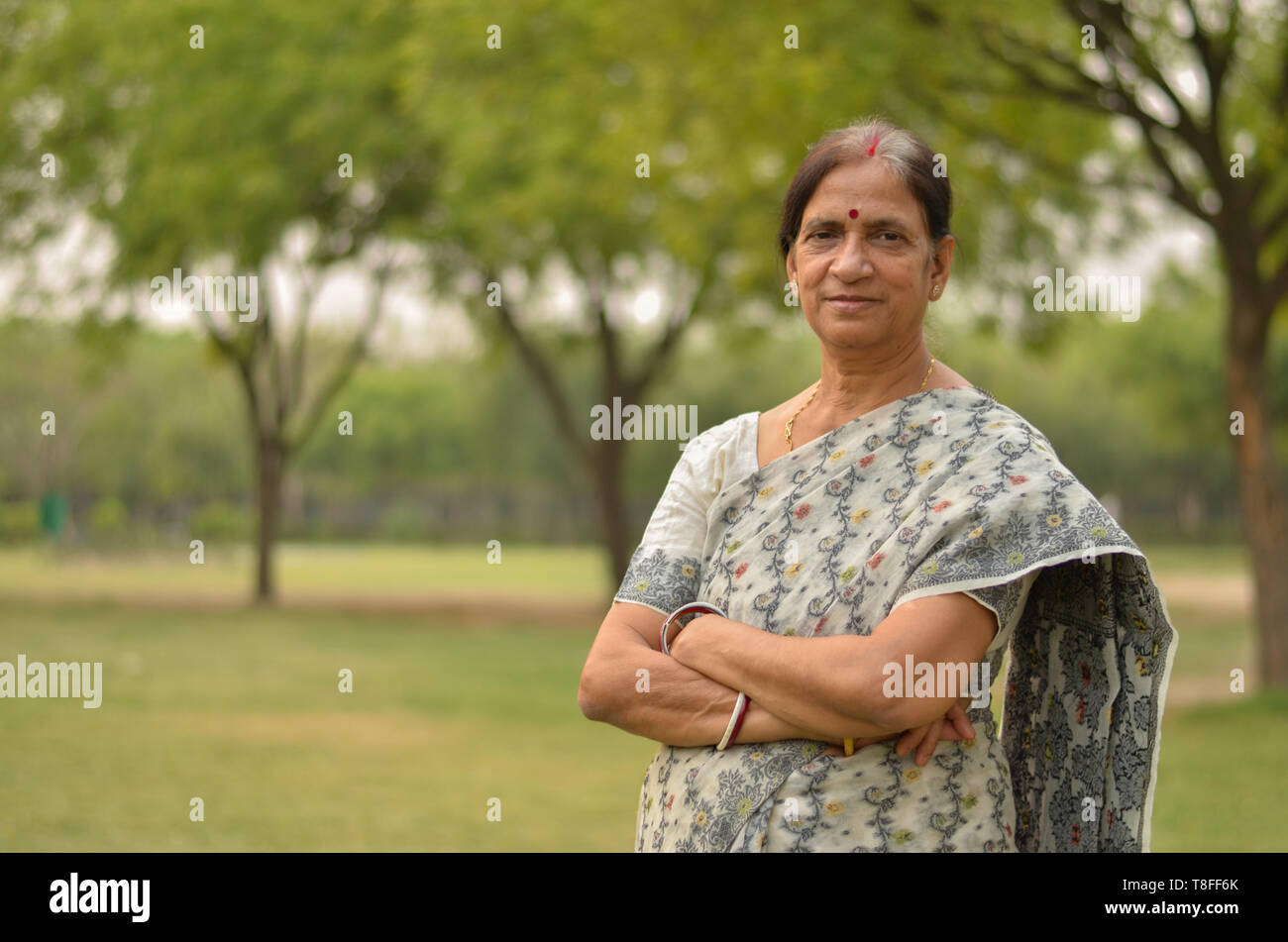 Old indian woman wearing green hi-res stock photography and images - Alamy