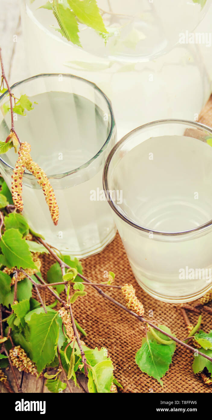 Берёзовый сок. Сок березы. Приспособление для сбора березового сока. Березовый глоток. Березовый сок в стекле.