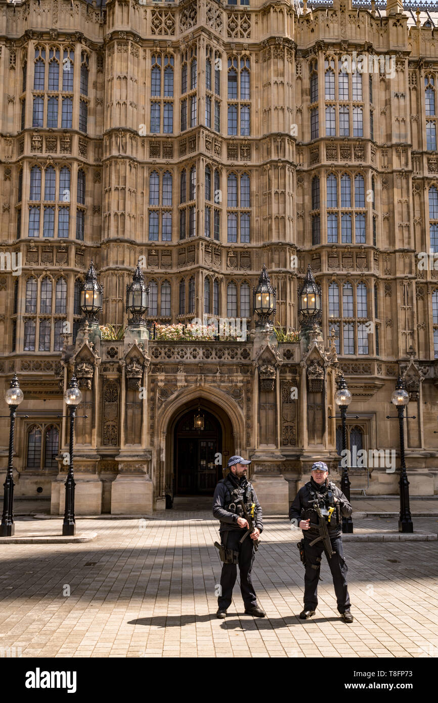 Armed police outside entrance hi-res stock photography and images - Alamy