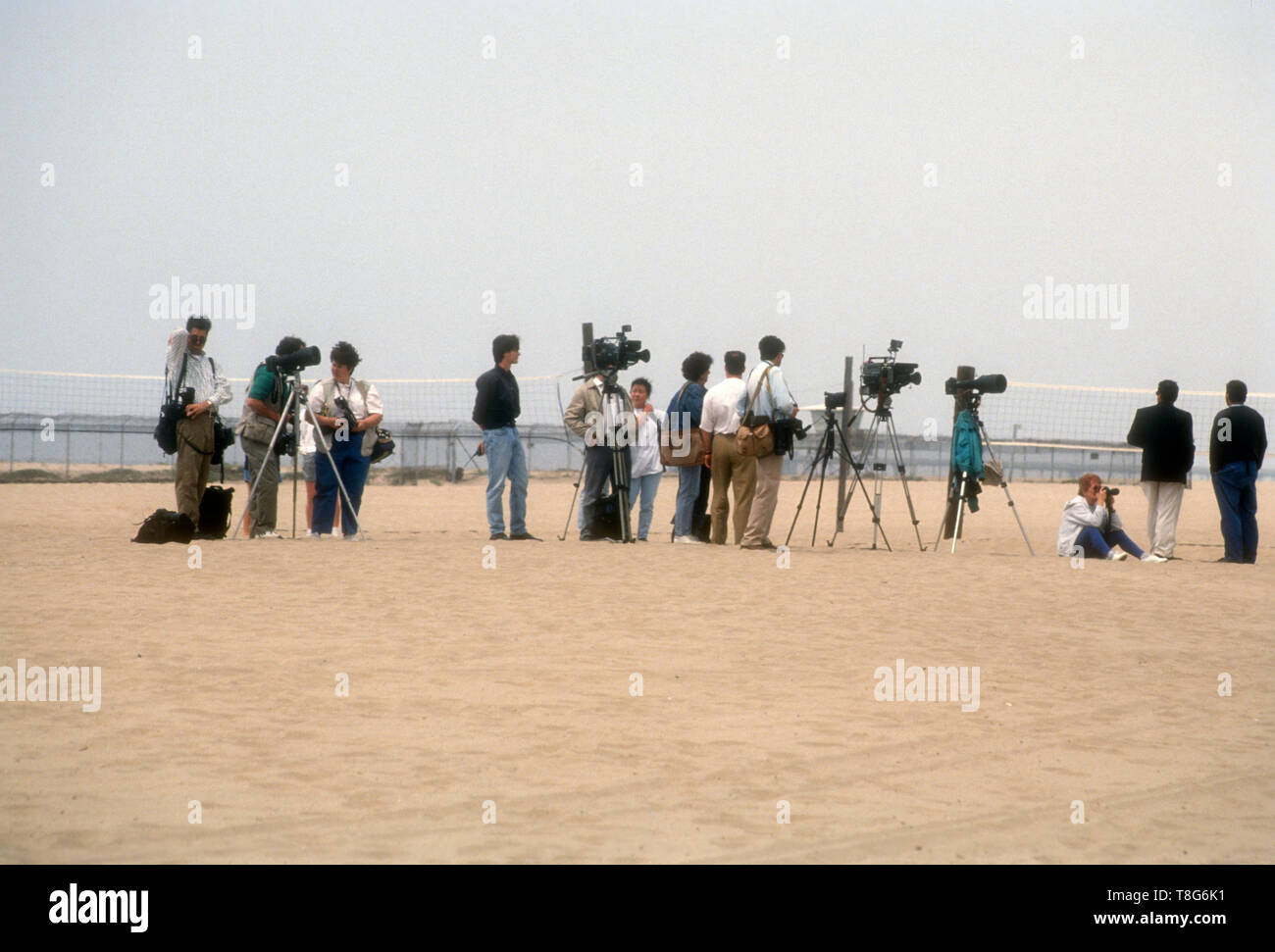 Marina del Rey, California, USA 16th April 1994  A general view of atmosphere of press at Actor Dudley Moore and his new bride, Nicole Rothschild greet photographers at their wedding on April 16, 1994 at Dudley Moore's Home, 5505 Ocean Front Walk in Marina del Rey, California, USA. Photo by Barry King/Alamy Stock Photo Stock Photo