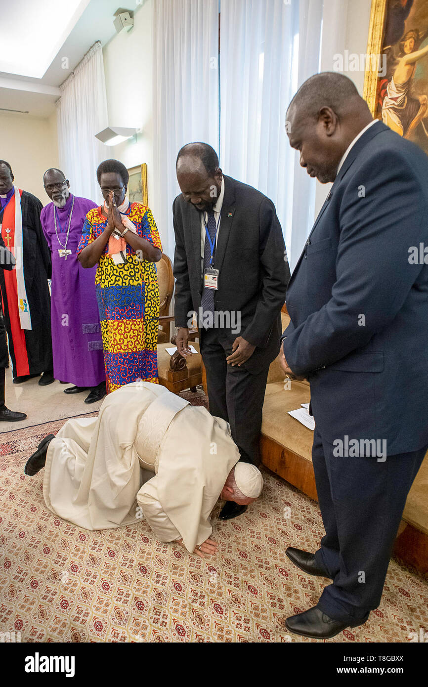 Pope Francis kisses the feet of Salva Kiir Mayardit,President of South  Sudan, during a spiritual retreat with the leaders of South Sudan in the  Vatican. EDITORIAL USE ONLY. NOT FOR SALE FOR