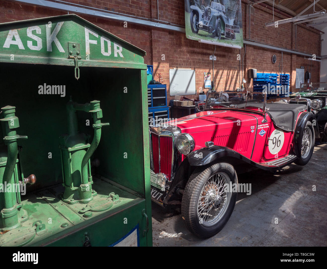 Vintage Cars Garage Hi res Stock Photography And Images Alamy vintage-cars-garage-hi-res-stock-photography-and-images-alamy