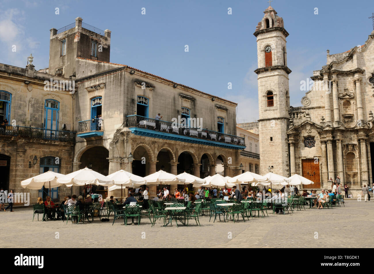 Cuba: Plaza de la Catedral with the Cathedral San Cristóbal in capital city Havanna Stock Photo