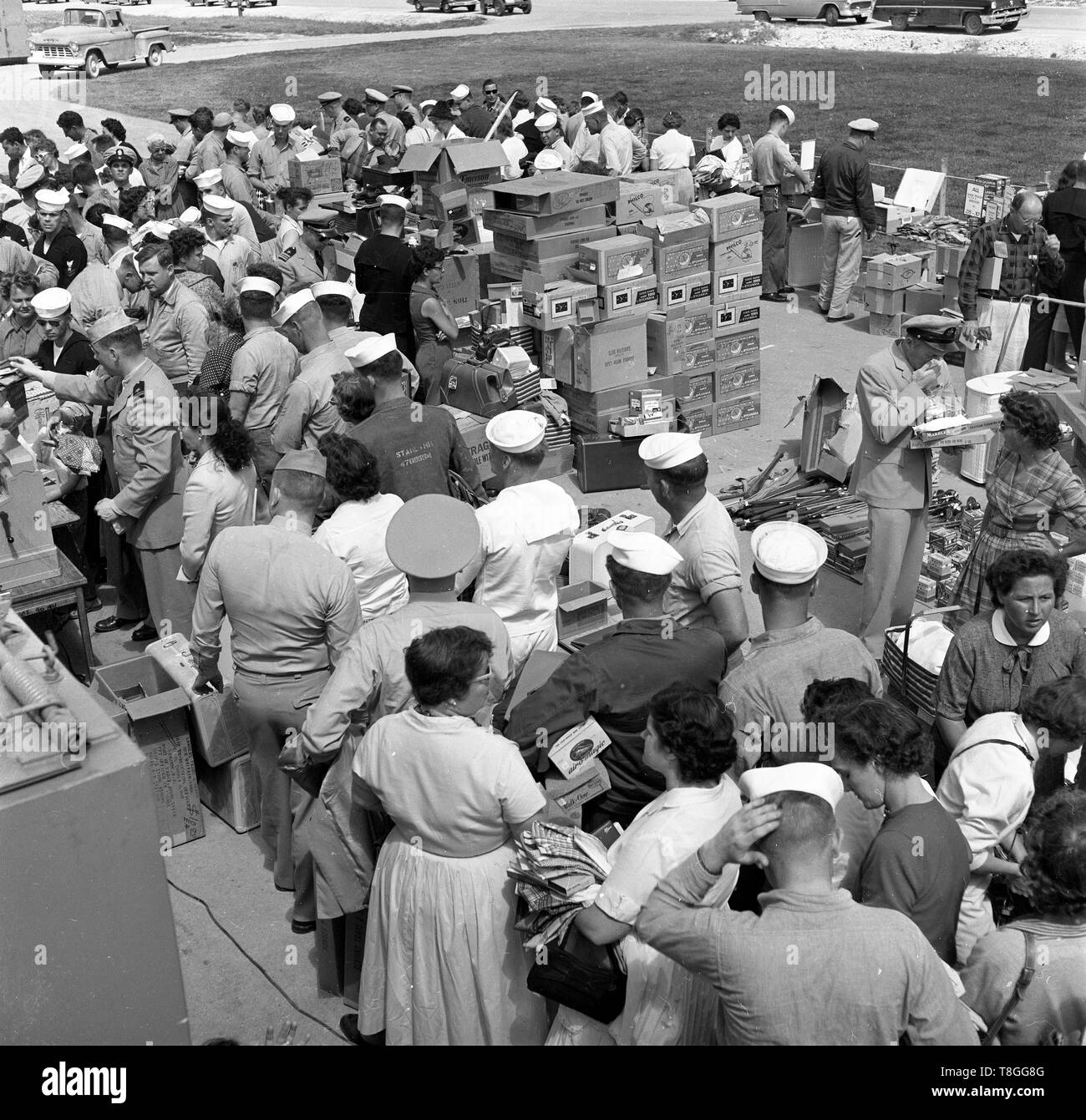 Bargain hunters at United States open air market 1954 Stock Photo