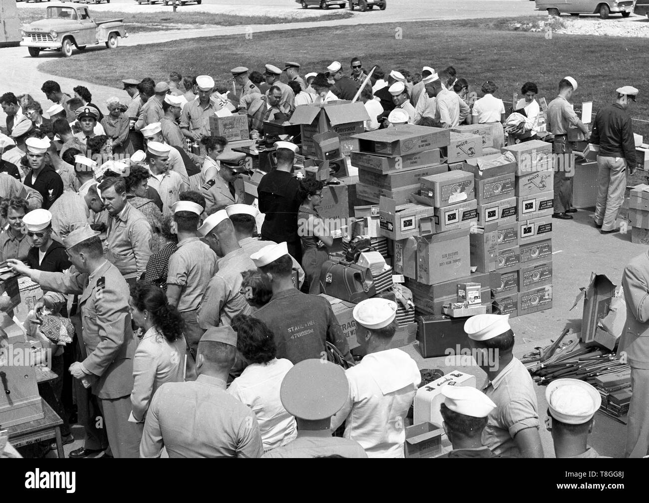 Bargain hunters at United States open air market 1954 Stock Photo