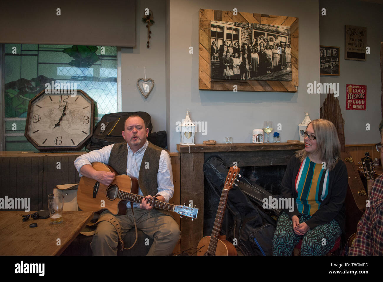 Folk singing in Uk English pub. Group playing for fun, its their hobby. 2019 UK. Halifax Yorkshire HOMER SYKES Stock Photo