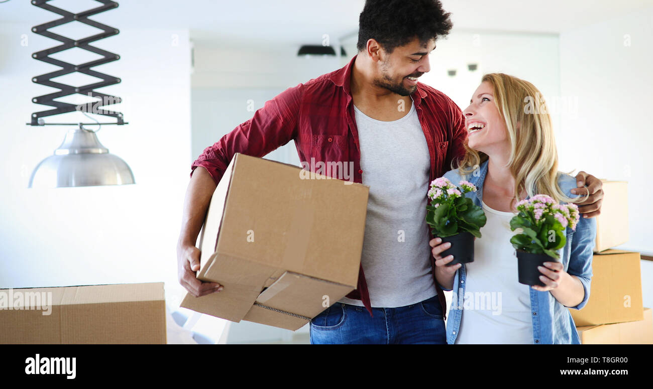 Young couple Moving in new home and unpacking carboard boxes Stock ...