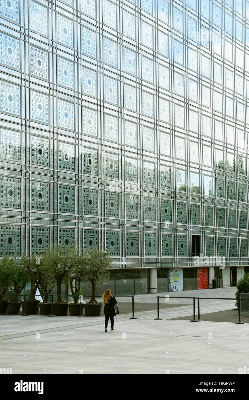 France, Paris, Institut du Monde Arabe (IMA), designed by the architects Jean Nouvel and Architecture-Studio Stock Photo