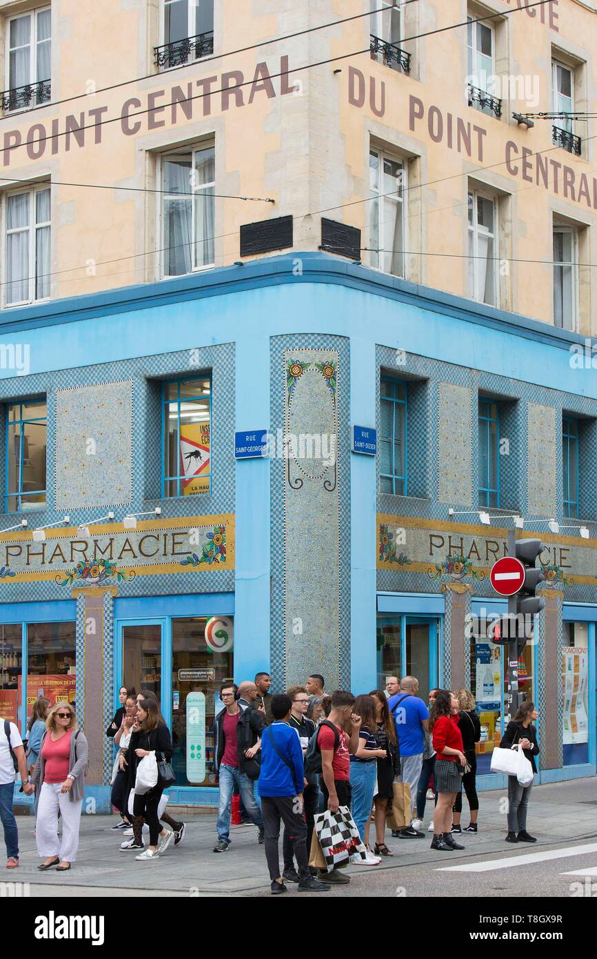 Pharmacy sign france hi-res stock photography and images - Page 3 - Alamy
