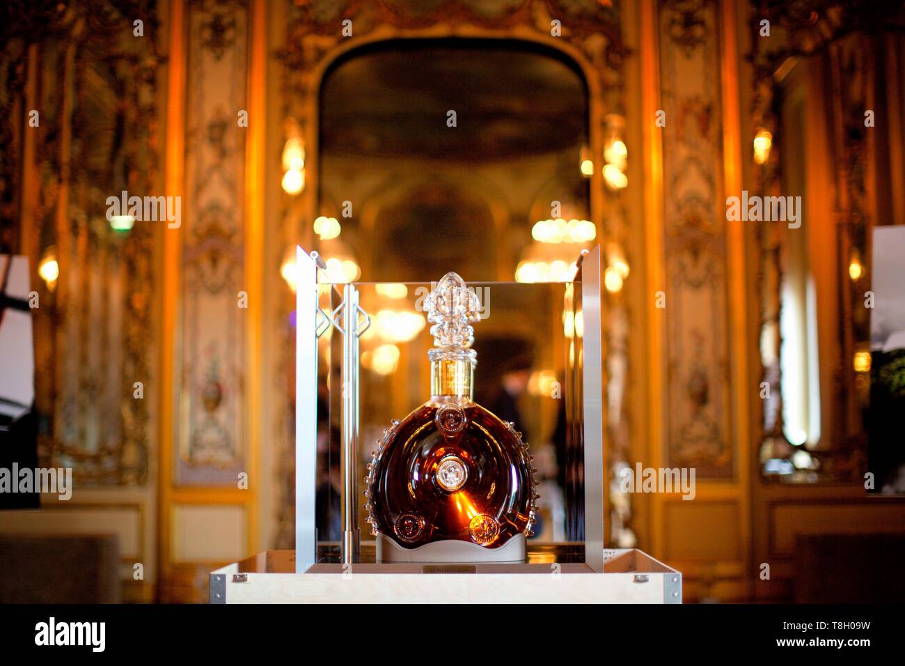 Louis XIII Cognac de Rémy Martin Display  Custom art, Decorative  sculpture, Art design