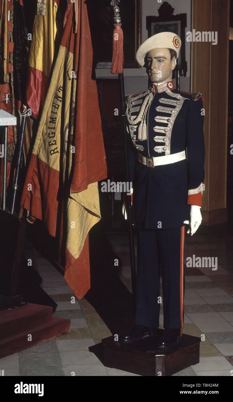 Empuje hacia abajo Personal Salto UNIFORME DE GALA GUARDIA CIVIL DEL GENERALISIMO. Location: ALCAZAR / MUSEO  DEL EJERCITO-COLECCIÓN. Toledo. SPAIN Stock Photo - Alamy