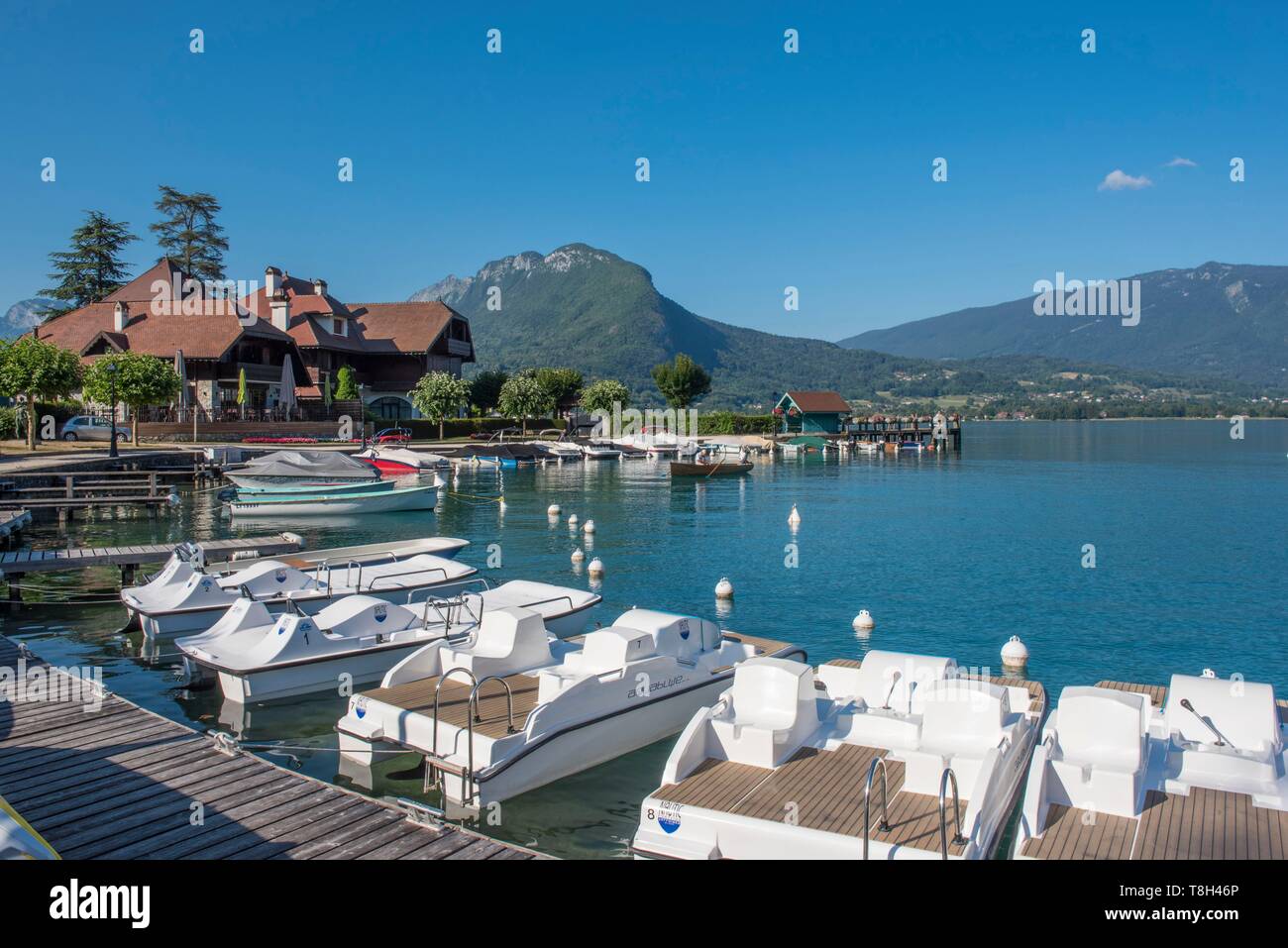 France, Haute Savoie, Lake Annecy, the port in the bay of Talloire, the  hostel Father Bise, Jean Sulpice and the Bauges Stock Photo - Alamy