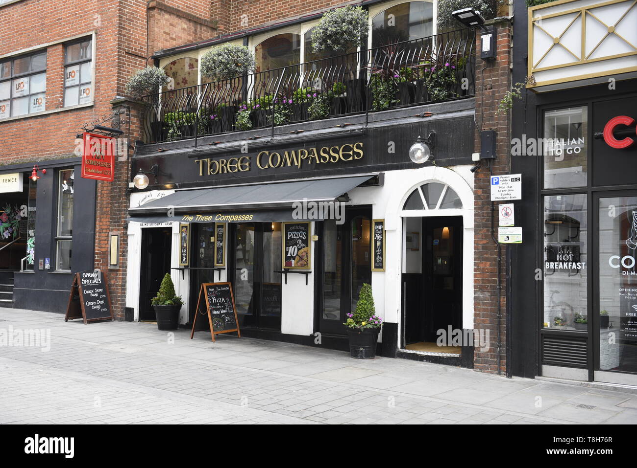 The Three Compasses pub, 66 Cowcross St, Farringdon, London EC1M 6BP. Relaxed traditional pub with banquettes and bright restaurant upstairs serving c Stock Photo