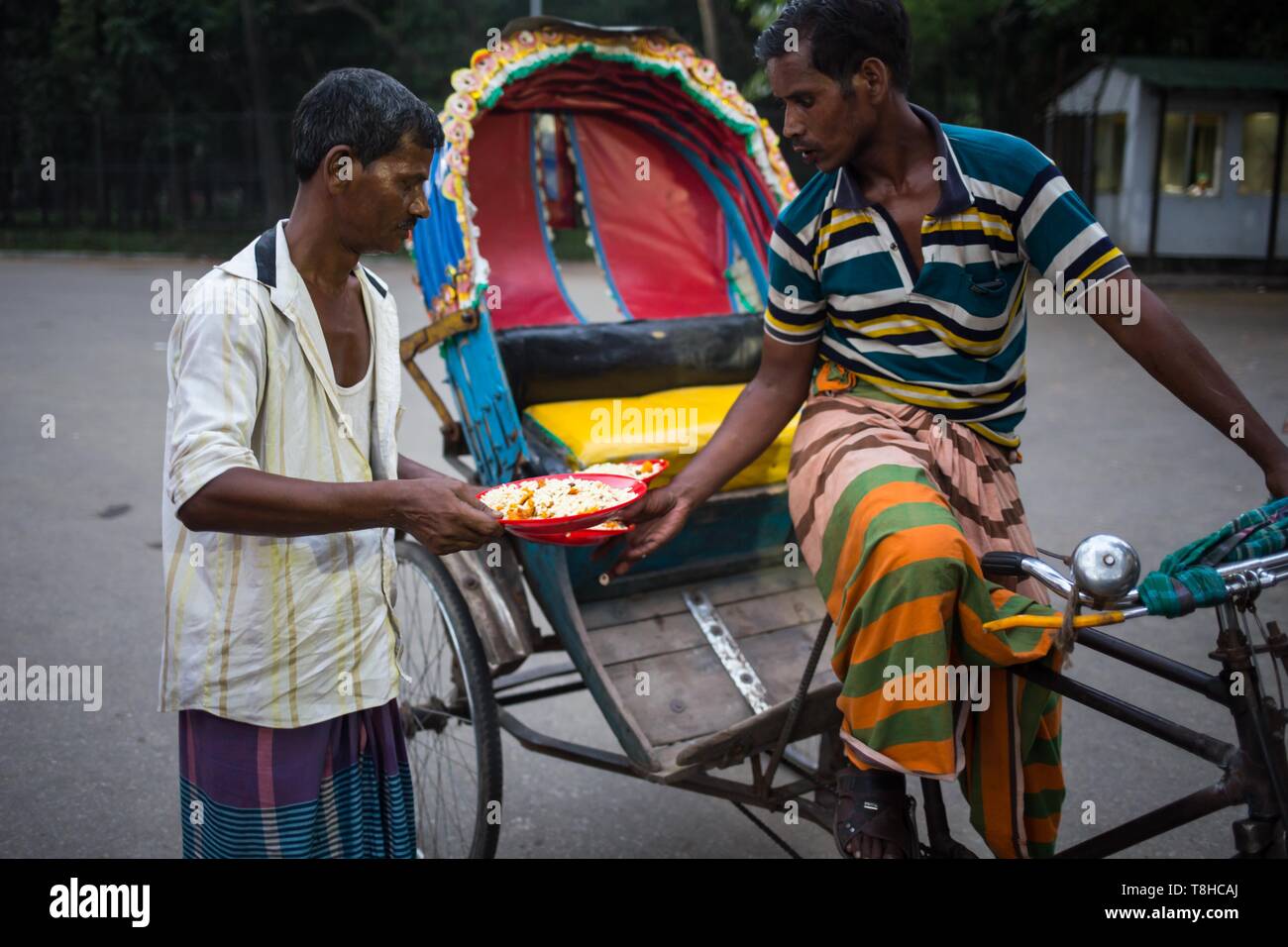 Hasan Reksha Dhaka, Bangladesh. 12th May, 2019. A devotee is providing iftar to a ...