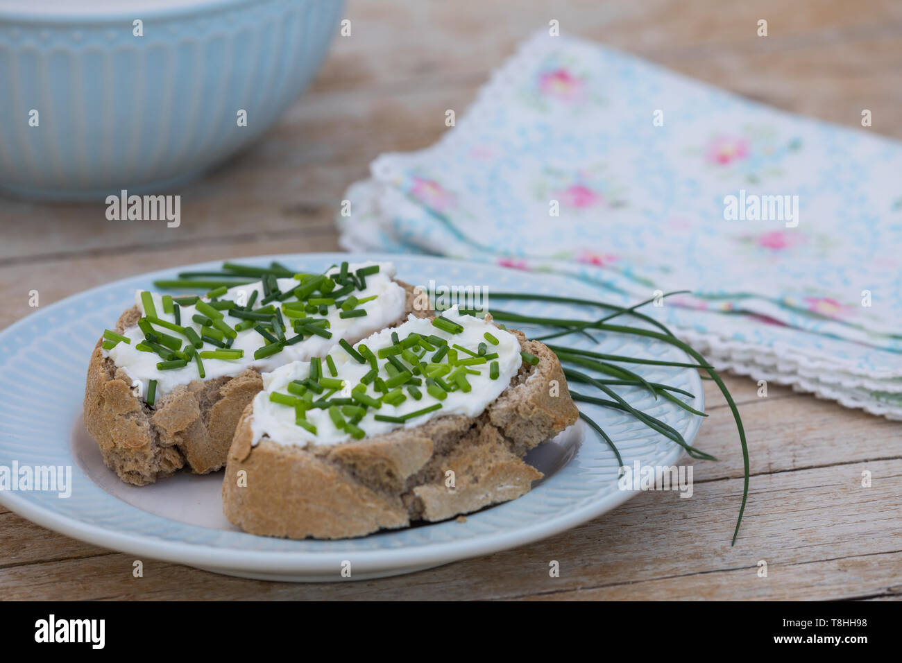 Brot mit Quark und Schnittlauch, Butterbrot, Schnittlauch-Brot ...