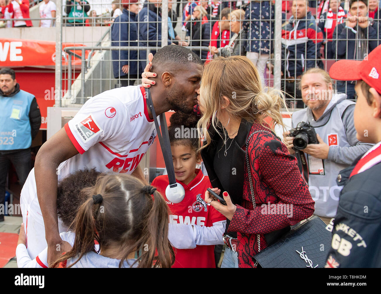 Anthony MODESTE (K) kisses his wife, kiss, award ceremony FC Cologne  Champion of the 2. Bundesliga. Soccer 2. Bundesliga, 33. matchday, FC  Cologne (K) - Jahn Regensburg (R), on 12.05.2019 in Koeln/Germany. ##