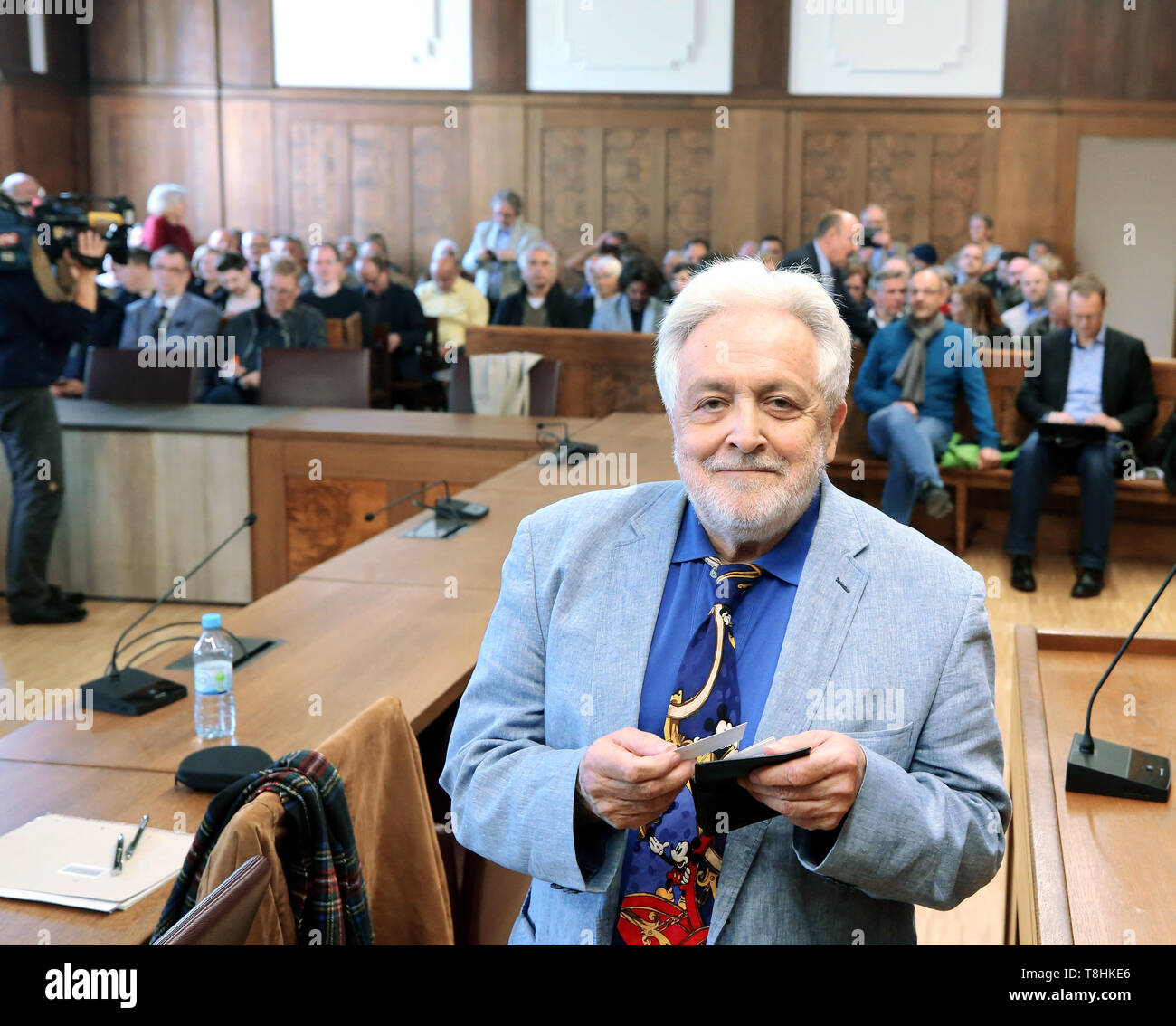 Duisburg, Germany. 13th May, 2019. The publicist Henryk M. Broder, accused of insulting, waits in the crowded courtroom for the trial to begin. In September 2016, at the request of the weekly newspaper 'Junge Freiheit', Broder had said about the Islamic scholar Kaddor that she had 'a gossip on her hands'. Broder appealed against an order of punishment, which is why the trial is now at trial. Credit: Roland Weihrauch/dpa/Alamy Live News Stock Photo