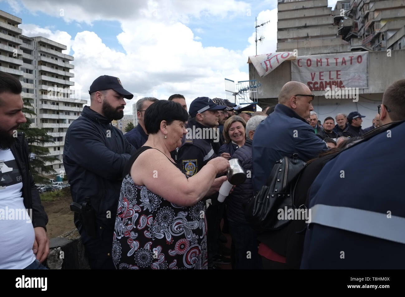 Naples, campania. 13th May, 2019. Italy, Naples 13 May 2919 after years of struggle in Scampia, a northern district of the Neapolitan city, begins the demolition of the famous sails, the place where the famous TV series Gomorrah was filmed where drugs and organized crime of the Camorra were sold.in foto una signora che abita nelle vele offre il caffÂ ai giornalisti Credit: Fabio Sasso/ZUMA Wire/Alamy Live News Stock Photo