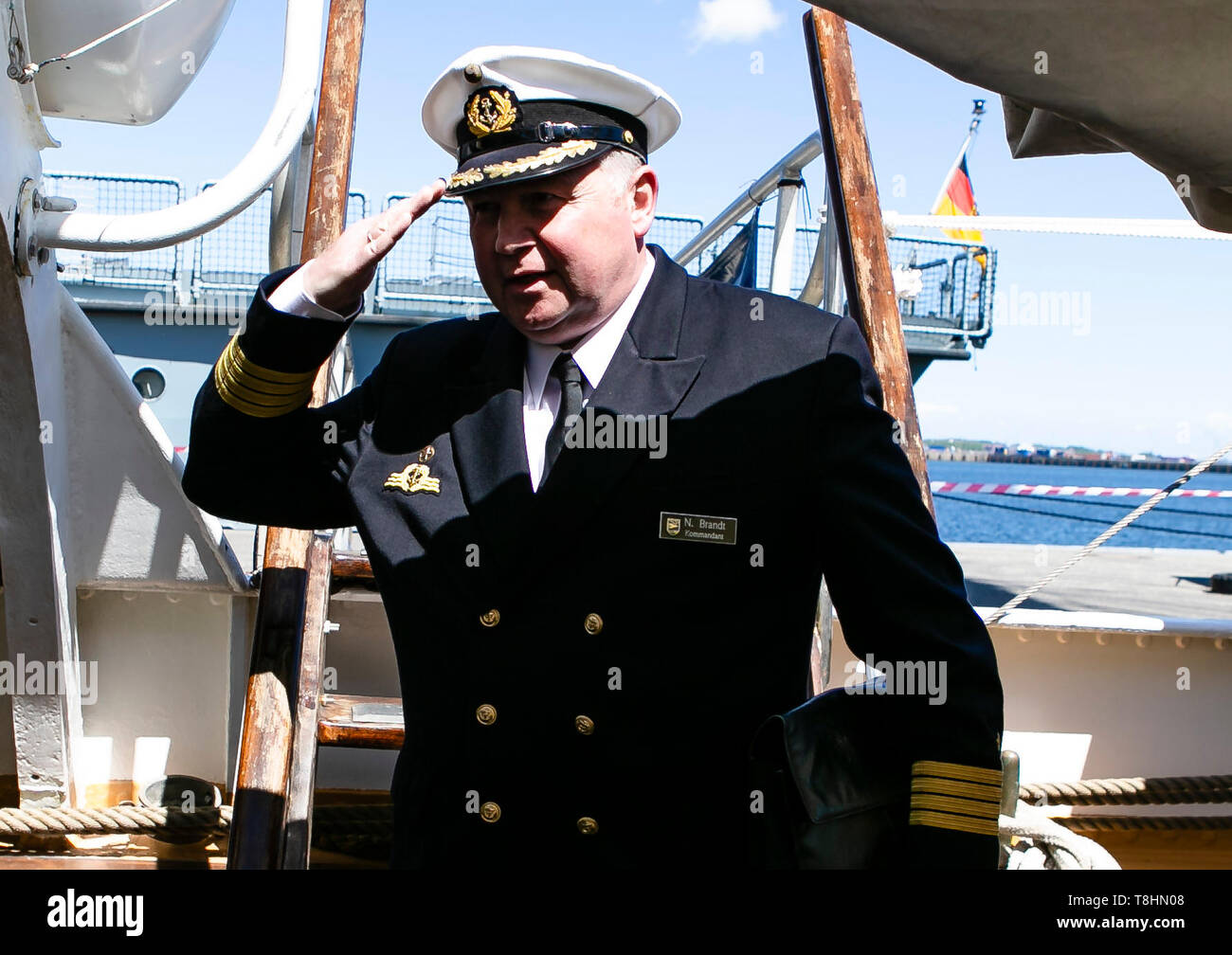 Kiel, Germany. 13th May, 2019. The commander of the Gorch Fock, Nils Brandt, greets Eagle as he enters the American sailing training ship. The US Coast Guard Bark is the sister of the German sailing training ship Gorch Fock and will visit the state capital until Tuesday. Credit: Frank Molter/dpa/Alamy Live News Stock Photo
