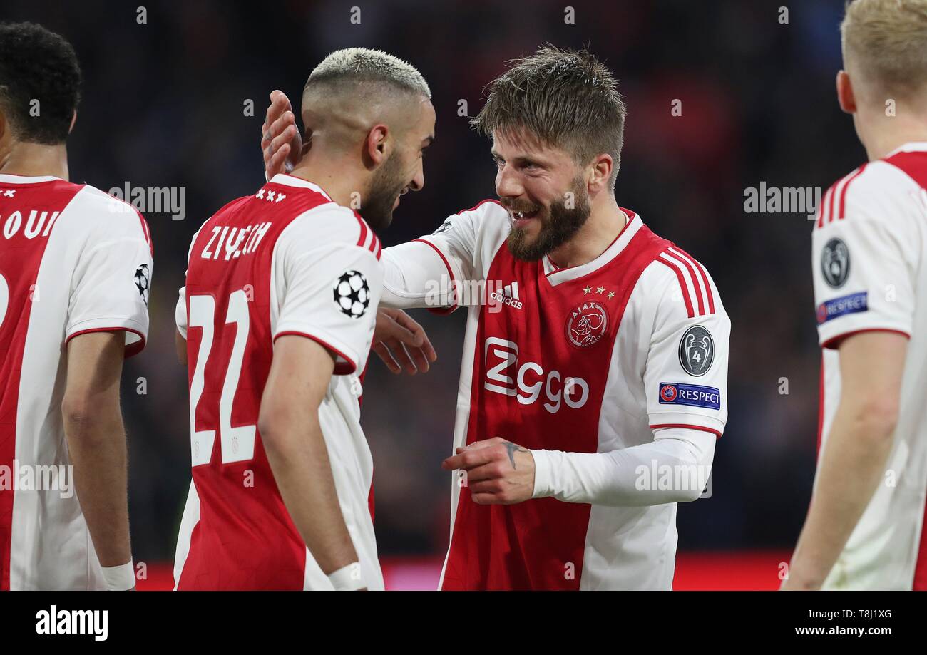 Amsterdam, Niederlande. 08th May, 2019. firo: 08.05.2019 Football, 2018/2019, CL, CHL, Champions League, Semifinal Juckspiel Ajax Amsterdam Tottenham Hotspur 2: 3 jubilation Hakim Ziyech, left with Lasse Schone, re | usage worldwide Credit: dpa/Alamy Live News Stock Photo